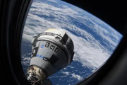 ボーイングの欠陥宇宙船、故障で帰還の目処立たず