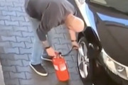 【動画】それは違うｗｗｗｗガソスタで車に空気を入れようとした男性の大失敗がｗｗｗｗｗ