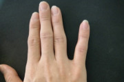 人差し指、中指、薬指をくっつけてみ？？