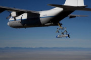 特別仕様のC-130輸送機にピットイン…世界初の無人ドローン「X-61グレムリン」空中回収の映像！