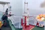 【動画】貨物船に接近する自爆船をライフル銃で破壊する警備員たち。