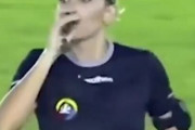 【悲報】サッカーの審判、揺らしてしまうｗｗｗｗｗｗｗｗｗｗｗｗｗｗｗ