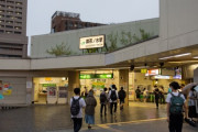 御茶ノ水駅で、男性が線路内侵入し堂々と線路の上を歩く… 駅員が「止まれ！」と怒鳴るも止まらず、最終的に男性は「オレは死ぬんだよ！」と寝そべってしまう…