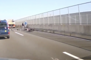 【悲報】すり抜けバイクさん、死んでしまう…