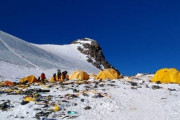 エベレスト、登山者の排泄物持ち帰りを義務化　「山が臭い始めた」