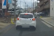 【？？？】一方通行で突然バックして迫ってくる車 → 進めないので一緒にバック → 乗っていた男ブチギレ「おまえ!つきまとったろ!警察呼ぶぞ!警察!」