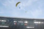 【動画】グリーンピース活動家、パラシュートでサッカー欧州選手権フィールドに落下…数人が巻き込まれ負傷