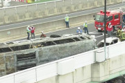名古屋高速道路でバスが横転し炎上　2人死亡 7人けがの大事故発生