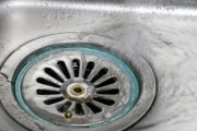 台所の排水口が詰まったんだが業者呼ばないで解決する方法ある？