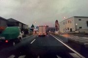 【動画】運転手「雨なのにトラックが凄い速さでぶち抜きまくってるなぁ。この先急カーブだけど大丈夫か？」 → 数秒後・・・