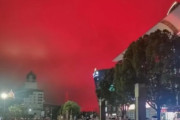 中国浙江省で、夜空が異様な赤に染まる現象…SNSに多くの動画が投稿！