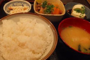 小さな定食屋へいったら、料理に髪の毛とビニールの切れっぱしがはいってた【怒り新党】