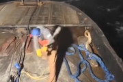 【動画】太いワイヤーを解放しようとした船乗りさんの大失態。