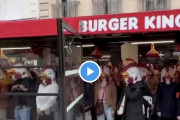 【？？？】環境活動家集団、チキンマスクでバーガーキングを占拠