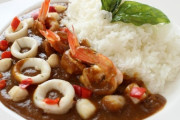俺が小遣いぶち込んで息子と一緒に好きなカレーの具を買ってジャワカレーの中辛で作ったんだが、嫁が極端な辛党で…
