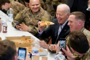 バイデン、米国軍と仲良くピザを食べる　一方プーチンは・・・