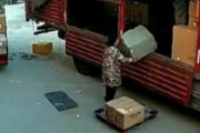 【動画】中国、荷下ろし中の宅配業者、荷物を降ろした途端、大爆発ドカーーン！