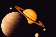土星にタイタンしか巨大衛星が存在しない理由とは？