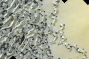 火星探査機が撮影した北極域画像、米欧の宇宙機関が相次いで公開！