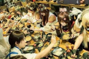 【画像】女コスプレイヤーさんの食事会、なんかモンハンの集会所っぽい