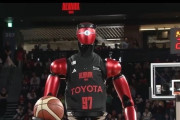 トヨタのバスケロボ「CUE7」が試合会場を沸かす！ プロ選手を参考にした動作