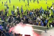 インドネシアのサッカー場で試合結果に腹を立てたサポーターが暴動、174人が死亡　190人が負傷･･･