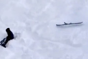 【動画】流れ出したスノーボードの板が別の客に直撃してしまう事故。