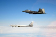 【軍事】ロシアの爆撃機がアメリカの防空識別圏に侵入…F-22が出撃して対応