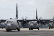 「飛行機界のハイエース」超ベストセラー輸送機C-130…米空軍と空自が初飛行70周年を祝福！