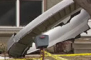 【動画】 住宅地の庭に飛行機の巨大パーツが落下・破片が次々と降り注ぐ異常事態に全米騒然