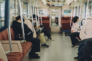 電車って人少なかったら何か食ってもいいと思う？