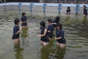 水泳部女子「みんなでプール掃除！」