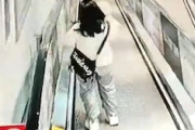 【動画】エスカレーターにカートを流した女が原因で生後5ヶ月の赤ちゃんが怪我。