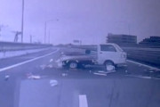 【動画】何が起きた。中央道で軽トラが左へ右へと衝突する事故。