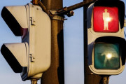 「車側の信号は赤で、歩行者側の信号は青」の時、自転車は進んでいいの？ → 警察に聞いた結果…
