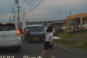 【動画】女の子、車と衝突するもほぼ無傷だった模様