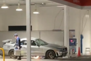 【危険‼】ガソリンスタンドの洗車場でサンダーを使用する猛者が現れる…