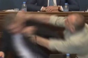 ジョージアの議員、対立している与党の党首をぶん殴るｗｗｗｗｗ