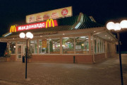 ロシアの偽マクド、不味い少ないと評判が悪化し挙げ句に緑カビバーガーまで！