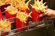 【悲報】マックのポテト、塩をかけ忘れられる