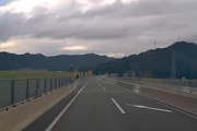 【動画】舞若道の車線減少で無茶するトラックが怖いドライブレコーダー。
