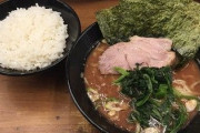 女「ラーメンとご飯を一緒に頼むのやめない？おかしいよ」 俺「は？」