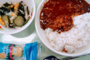 外国人「これが日本の学校給食メニュー、美味しそうだな！」