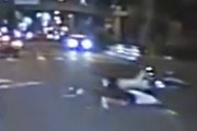 【動画】信号無視した珍走バイクさん、トラックに無事跳ねられる・・・