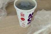 【悲報】マックの紙ストロー、持ち帰りだと濡れないようにビニールに包んでもらえる