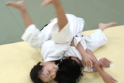 【動画】中学生の男女による柔術寝技のスパーリングが。。