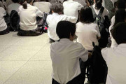 【悲報】「駅の床に座らせるのはどうなの？」修学旅行中の写真投稿がSNSで拡散し大炎上ｗｗｗｗｗｗｗｗ