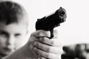 8歳児「あっパッパの銃見つけたよ！これで遊ぼ」ﾊﾟﾝｯﾊﾟﾝｯ　1歳児「」