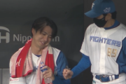 上沢直之、7回無失点降板で武田勝コーチとのグータッチ拒否ｗ