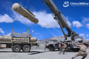 中国軍地対空ミサイル旅団に所属する兵士がミサイル装填作業を組織化！